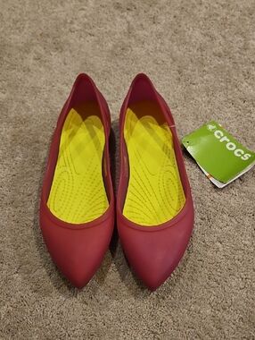 CROCS Women's Dark Pink Pointed-Toe Flats with Yellow Insole